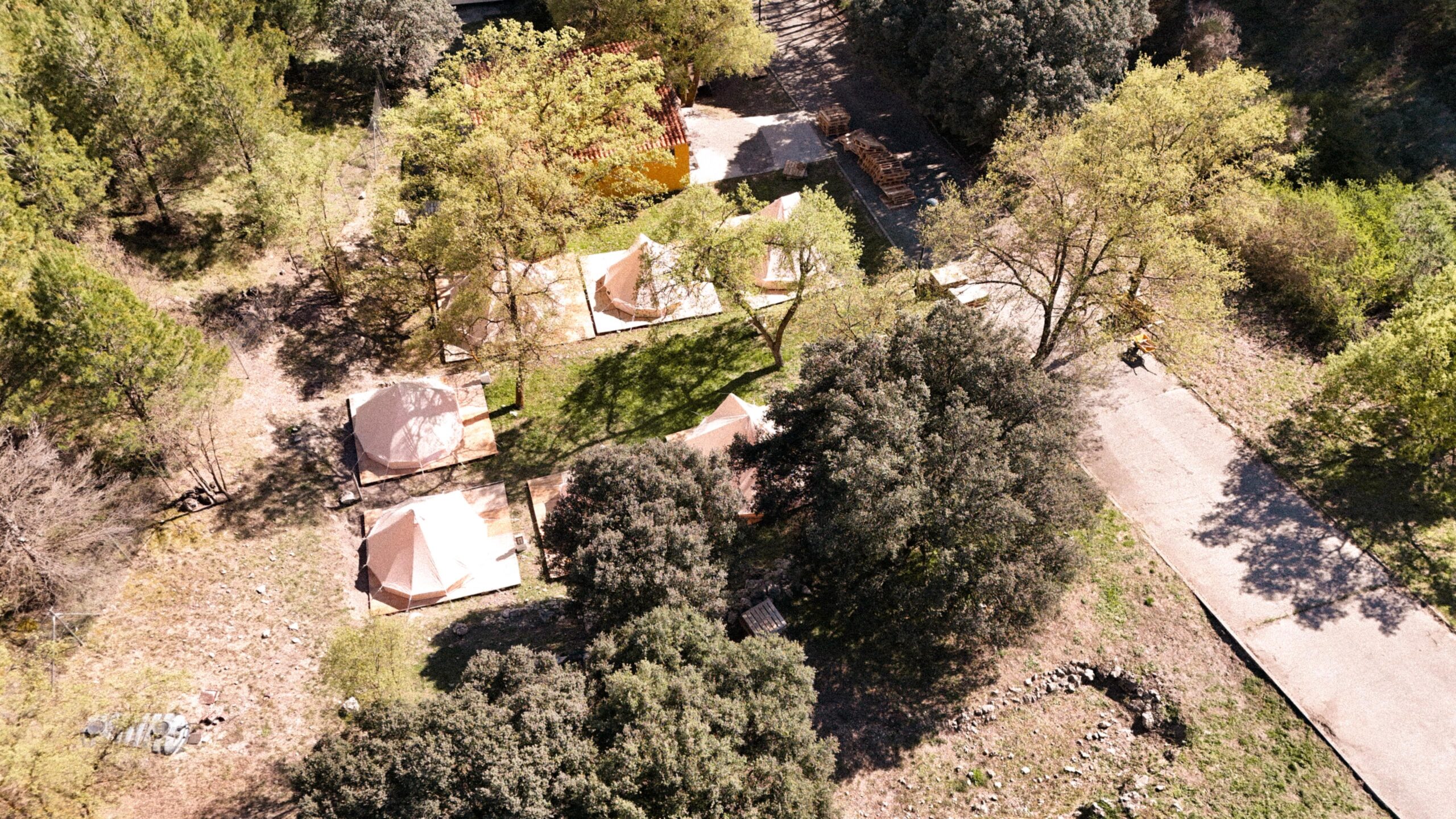 imagen tiendas complejo esgueva glamping Valladolid